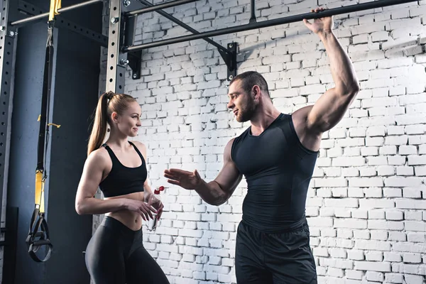 Man en vrouw in de sportschool — Stockfoto