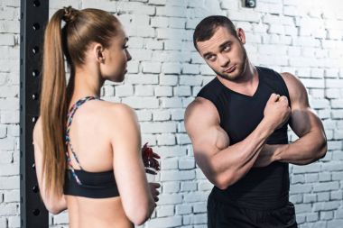Erkek ve kadın spor salonunda. 