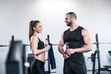 Erkek ve kadın spor salonunda. 