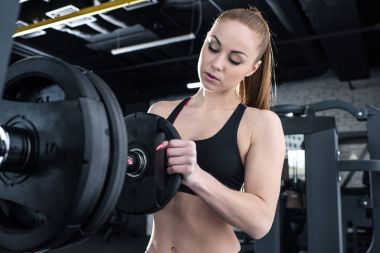 Spor salonunda egzersiz yapan kadın. 