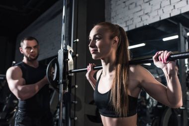 Sportif kadın spor salonunda egzersiz