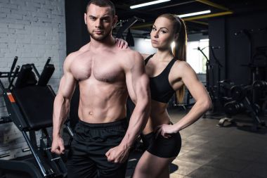 Sportif çift spor salonunda poz