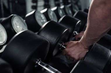 Adam alarak dumbbells vasıl jimnastik salonu