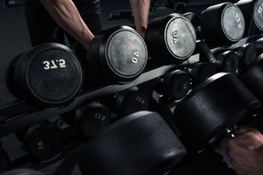 2 adam alarak dumbbells vasıl jimnastik salonu