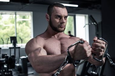 spor salonunda eğitim gömleksiz vücut geliştirmeci
