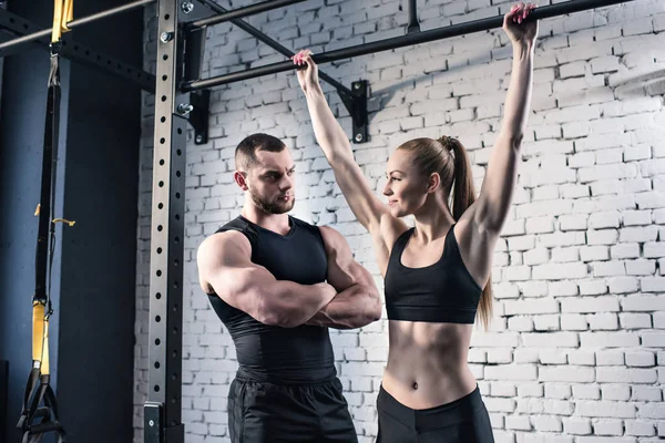 Man och kvinna i gymmet — Stockfoto