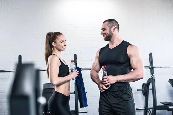 Man and woman in gym — Stock Photo, Image