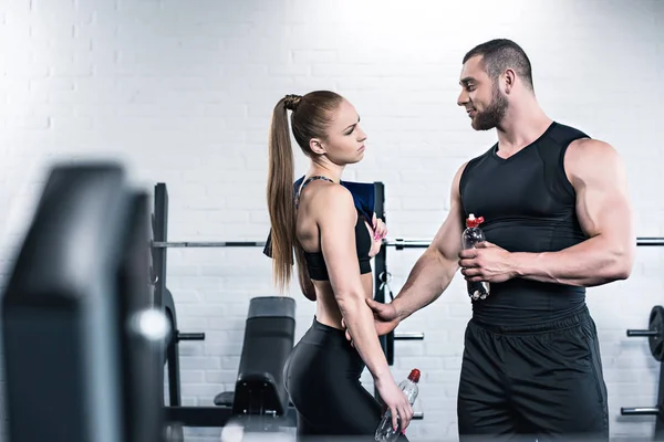 Man och kvinna i gymmet — Stockfoto