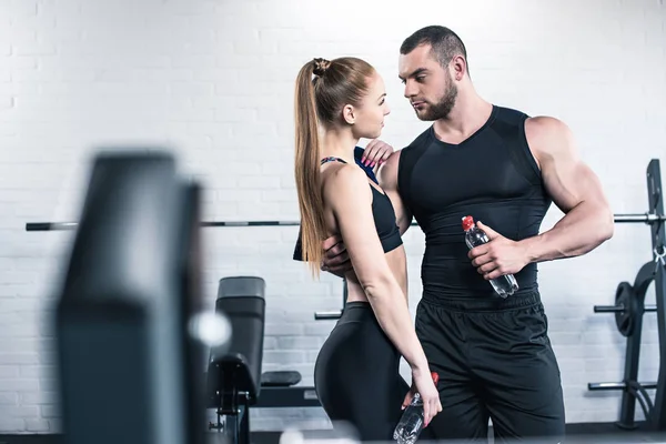 Mann und Frau im Fitnessstudio — Stockfoto