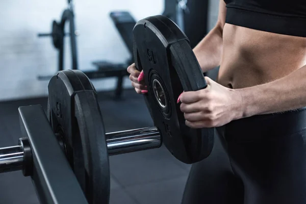 Spor salonunda egzersiz yapan kadın. — Stok fotoğraf