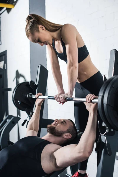 Homme et femme au gymnase — Photo