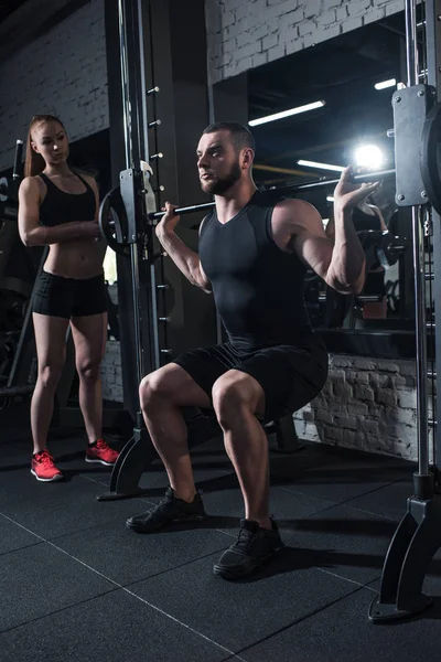 Hombre deportivo haciendo ejercicio en el gimnasio — Foto de Stock