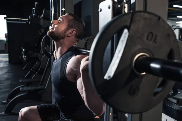 Uomo sportivo che esercita in palestra — Foto Stock