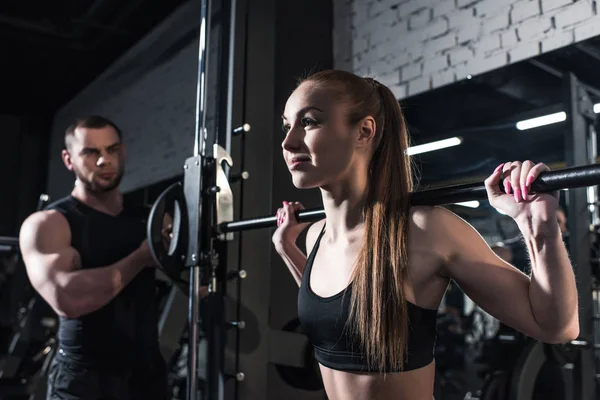 Mujer deportiva haciendo ejercicio en el gimnasio — Foto de Stock