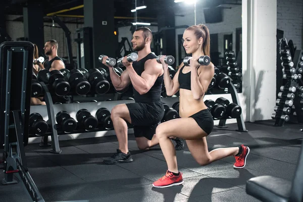 Pareja haciendo ejercicio con pesas — Foto de Stock