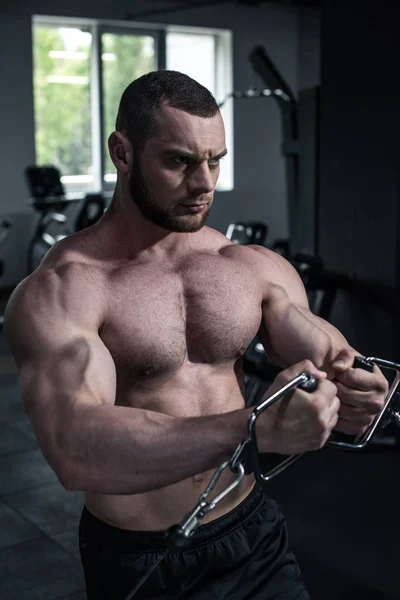 Entrenamiento sin camisa del culturista en el gimnasio — Foto de Stock