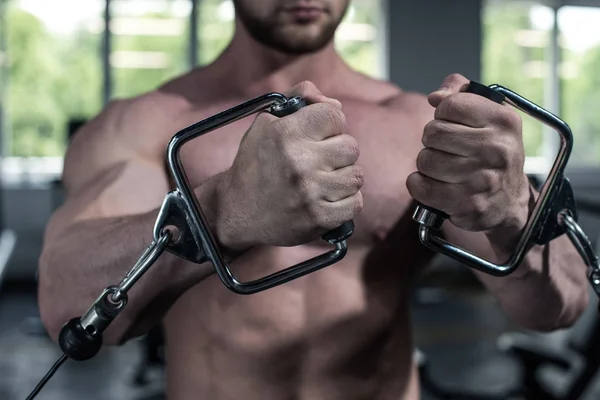 Entrenamiento del culturista con la máquina del peso en el gimnasio — Foto de Stock