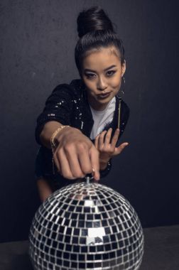 disko topu ile seksi Asyalı kız  