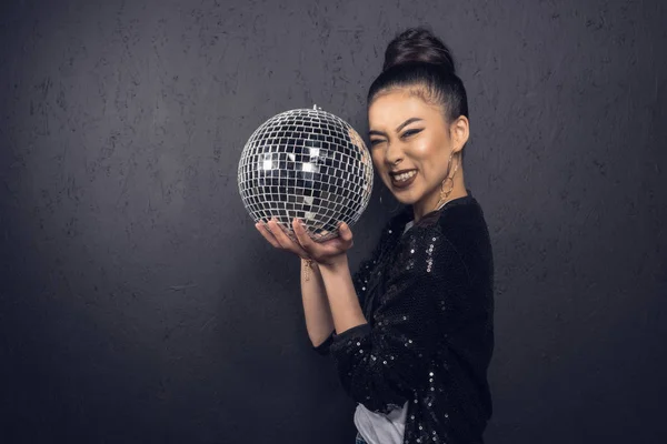 Glamour asiático menina com disco bola — Fotografia de Stock