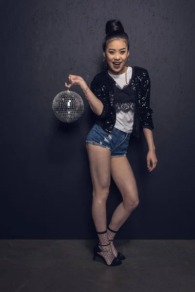 Glamour asiático menina com disco bola — Fotografia de Stock