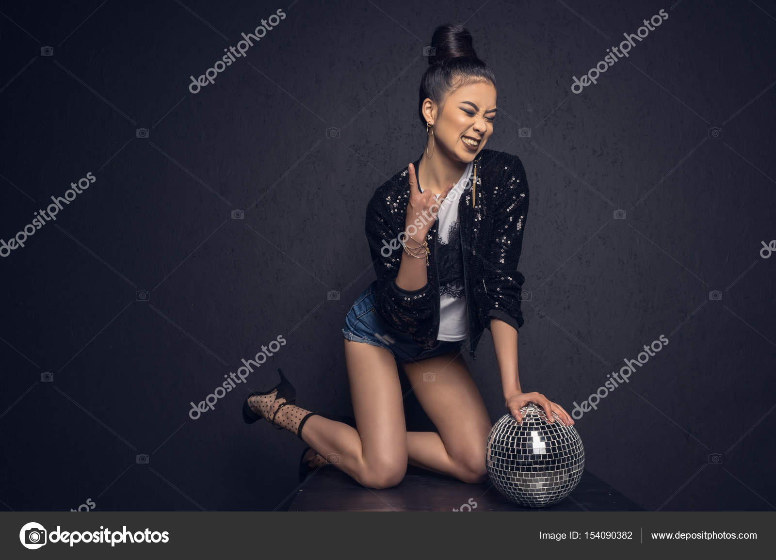 Glamour asiatique fille avec disco ballon image libre de droit par