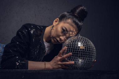 disko topu ile seksi Asyalı kız   