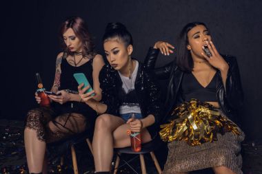 Akıllı telefonlar kullanan kadın