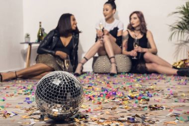 disko topu ile şampanya içmek kızlar
