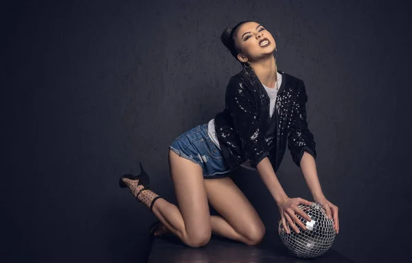 Glamour asiático chica con disco bola — Foto de Stock