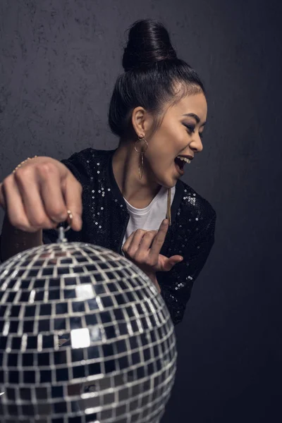 Гламурная азиатка с диско-шаром — стоковое фото