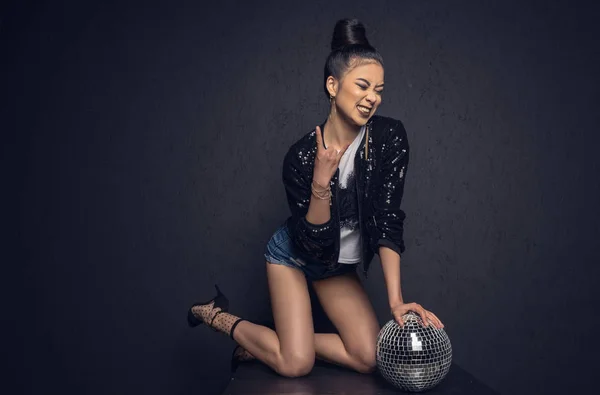 Glamour asiático menina com disco bola — Fotografia de Stock