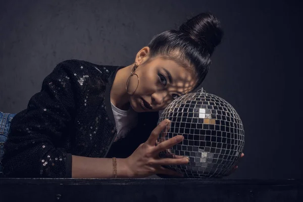 Glamour ázsiai lány, disco labdát — Stock Fotó