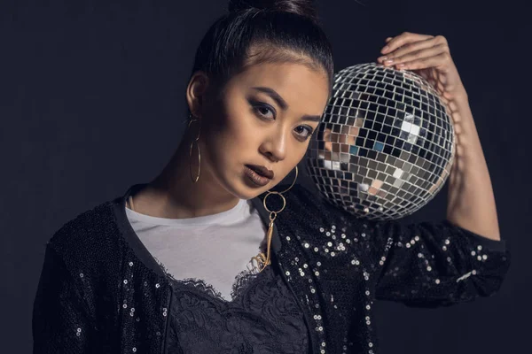 Гламурная азиатка с диско-шаром — стоковое фото