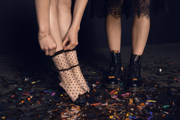 Молодые женщины с конфетти
 