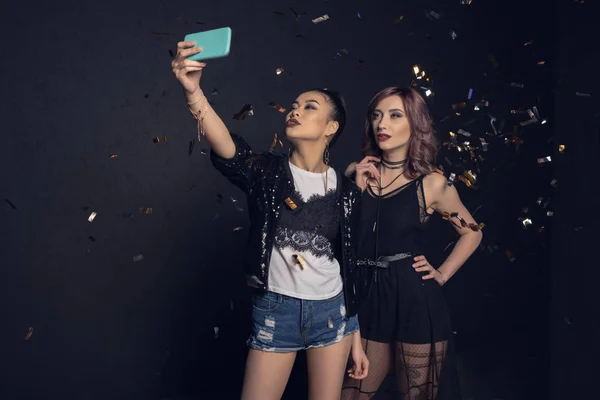 Unga kvinnor som tar selfie — Stockfoto