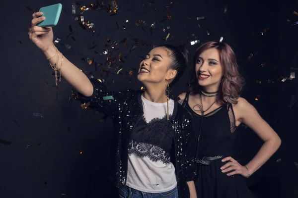 Mulheres jovens a tomar selfie — Fotografia de Stock