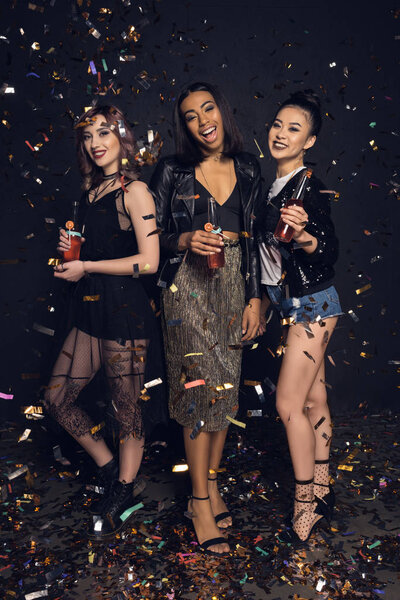 Молодые женщины наслаждаются вечеринкой
 