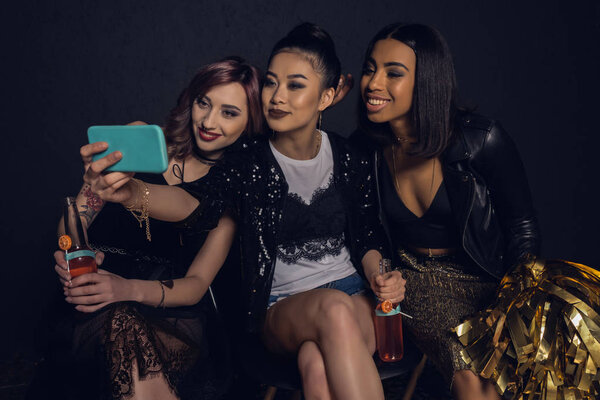 Друзья делают селфи
