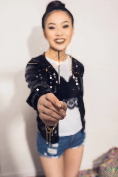 Asiatisk tjej håller fyrverkeri tomtebloss — Gratis stockfoto