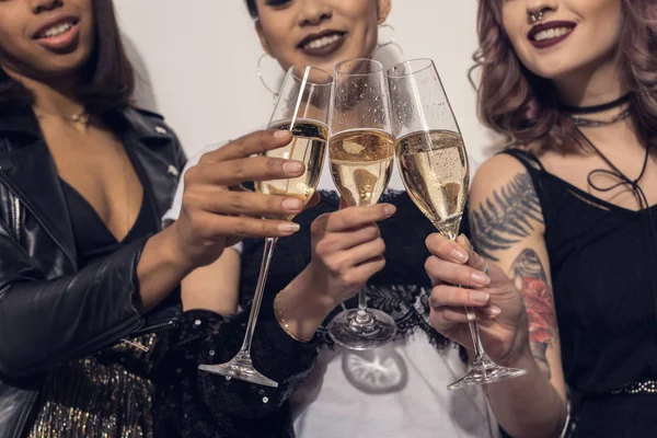 Мультиэтнические девушки звонят с бокалами шампанского — стоковое фото