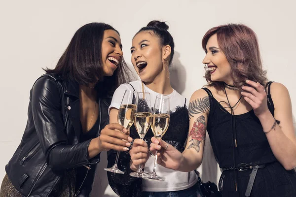 Щасливі багатоетнічні дівчата п'ють шампанське — стокове фото