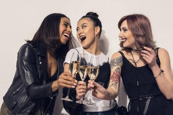 Niñas multiétnicas felices beber champán — Foto de Stock