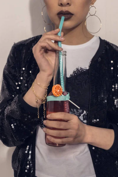 Junge Frau trinkt Cocktail aus Flasche — Stockfoto