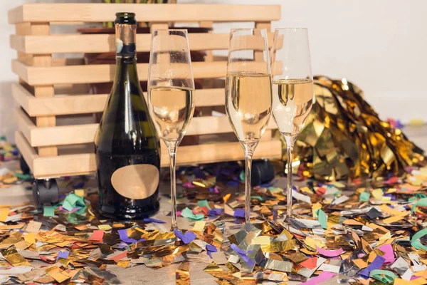 Champagne avec confettis et boîte en bois — Photo