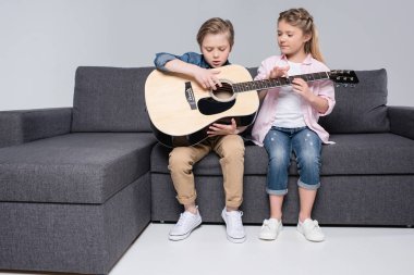 birlikte gitar çalmaya kardeşler