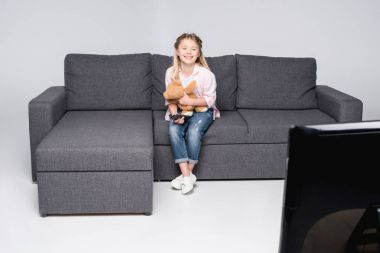 TV izlerken mutlu kız