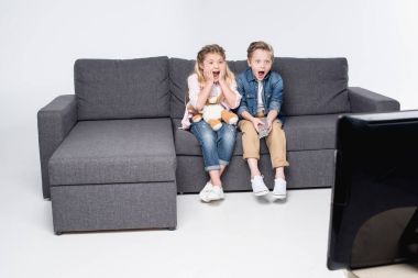 korkmuş çocuklar televizyon izlerken 