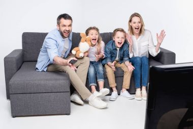 kanepede otururken TV izlerken aile