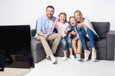 Aile kanepede oturan ve Tv izlerken