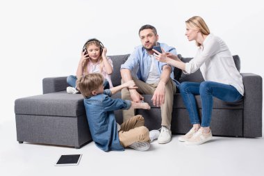 dijital cihazlar ile kanepede oturan aile